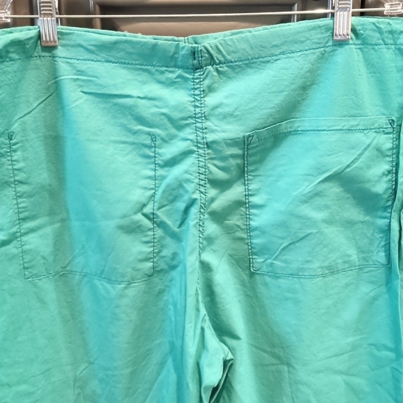 Green Medium Scrubs - Picture 5 of 6